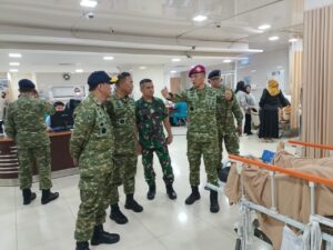 Danpasmar 1 Jenguk Prajuritnya Yang Sakit Dirawat