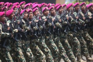 Danpasmar 1 Pimpin Langkah Defile Kontingen TNI AL Pada Geladi Upacara HUT Ke 80 TNI